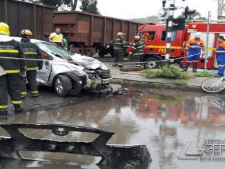 Acidente envolvendo carro e locomotiva ocorreu em Juiz de Fora (Foto: Corpo de Bombeiros/Divulgação)