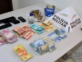 Dinheiro, armas e drogas apreendidos em Antônio Carlos.