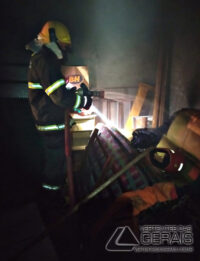 bombeiros-combatem-incendio-em-residencia-em-sjdr-03