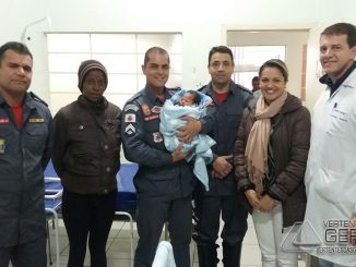 Os militares do corpo de Bombeiros que realizaram o parto visitaram mãe e filho na Santa casa