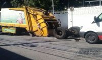 Eixo se solta de caminhão de lixo na Rua catumbi. (Foto: Carina Pereira/TV Globo)
