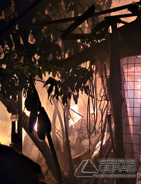 combate-a-incendio-no-bairro-santa-efigenia-em-barbacena-02