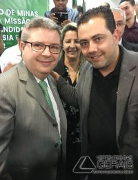 o Presidente do Núcleo de Combate ao Câncer de Barbacena, Rafael Andrade ao lado do senador Anastasia, pré-candidato ao governo de Minas.