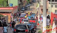 Equipes realizando as doações em um bairro de Barbacena. Foto enviada por Jhonata Maradona