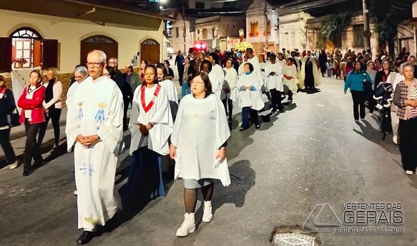 Com missa e procissão a Paróquia Bom Pastor, em Barbacena, encerrou as festividades em honra ao padroeiro, com solenidade realizadas no último domingo (16/06), presidida pelo pároco Cônego Tarcísio Sebastião Moreira, juntamente com o Vigário Paroquial Padre Geraldo Martinho Arantes, que contou com a participação de representantes do coral da Venerável Ordem Terceira de Nossa Senhora do Carmo, além da comunidade de um modo geral. Vertentes das Gerais - Notícias de Barbacena, Lafaiete e Região