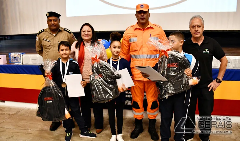 Mais de 300 alunos de seis escolas de Barbacena participam da formatura do PROERD 
Na manhã desta quinta-feira (20/06), a 13ª Região de Polícia Militar, sediada em Barbacena, realizou a cerimônia de formatura de alunos do Programa Educacional de Resistência às Drogas (PROERD). A solenidade aconteceu no auditório do cinema da EPCAR e contou com as presenças de autoridades militares e civis, além de alunos de seis escolas do município. Barbacena-Vertentes das Gerais
