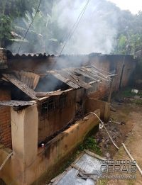 incêndio-em-residencia-no-bairro-joão-paulo-segundo-em-barbacena-02