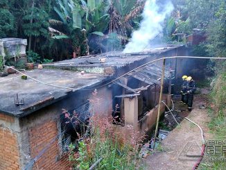 incêndio-em-residencia-no-bairro-joão-paulo-segundo-em-barbacena-03jpg