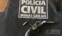 No momento da prisão a polícia apreendeu uma arma de fogo com o autor (Foto: Polícia Civil/Divulgação)