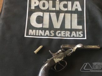 No momento da prisão a polícia apreendeu uma arma de fogo com o autor (Foto: Polícia Civil/Divulgação)