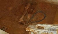 Preso ficou com parte do corpo entalado no buraco feito por ele na delegacia em Nova Ubiratã (Foto: Donizete Pontes/ Ubiratã 24 horas)