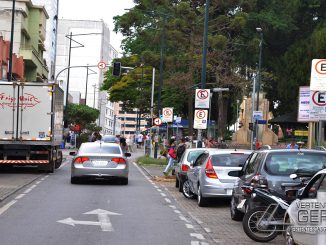 Barbacenenses enfrentam dificuldades para estacionar em ruas da cidade.