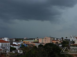 O tempo fechou no meio da tarde desta sexta feira(21) em Barbacena.