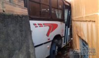 ônibus-invade-residência-em-lafaiete-03